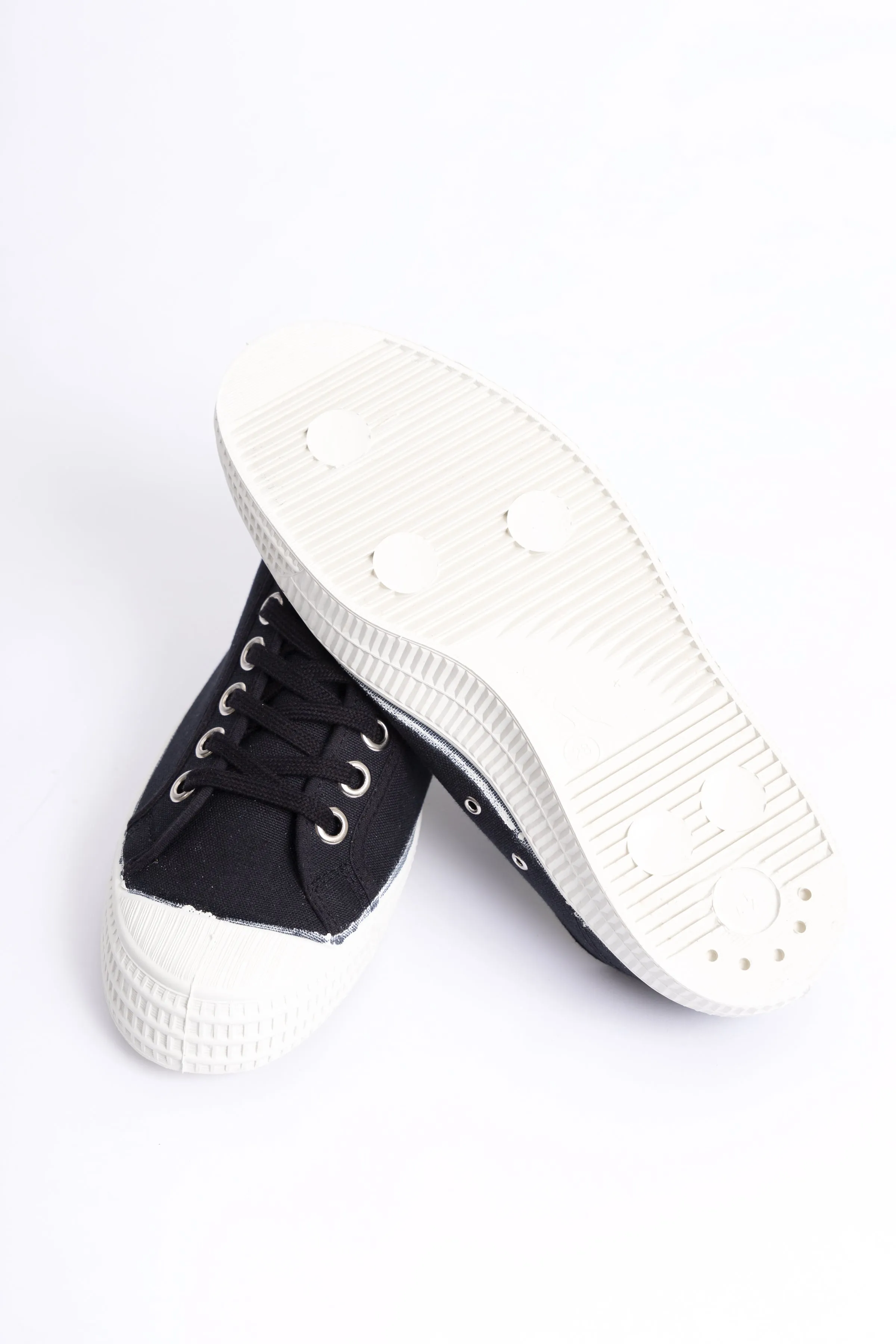 Classic Novesta Star Master Sneakers in Black - Unisex Casual Footwear